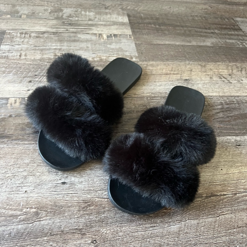 Black slippers/sandals with fuzzy straps